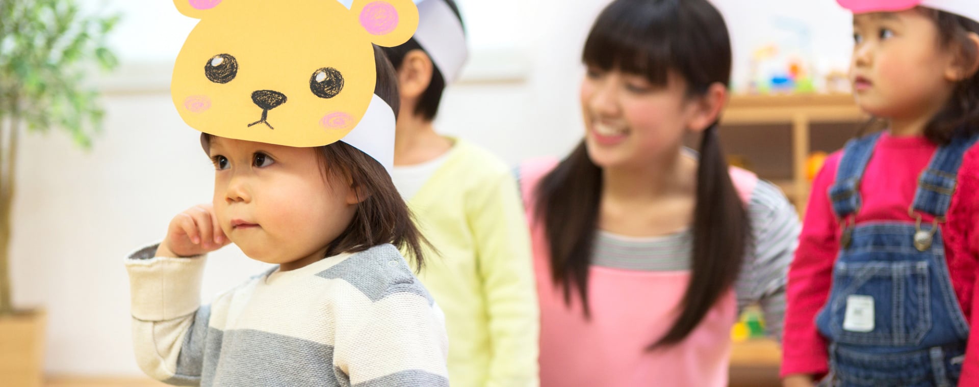 室内で活動する子どもたち
